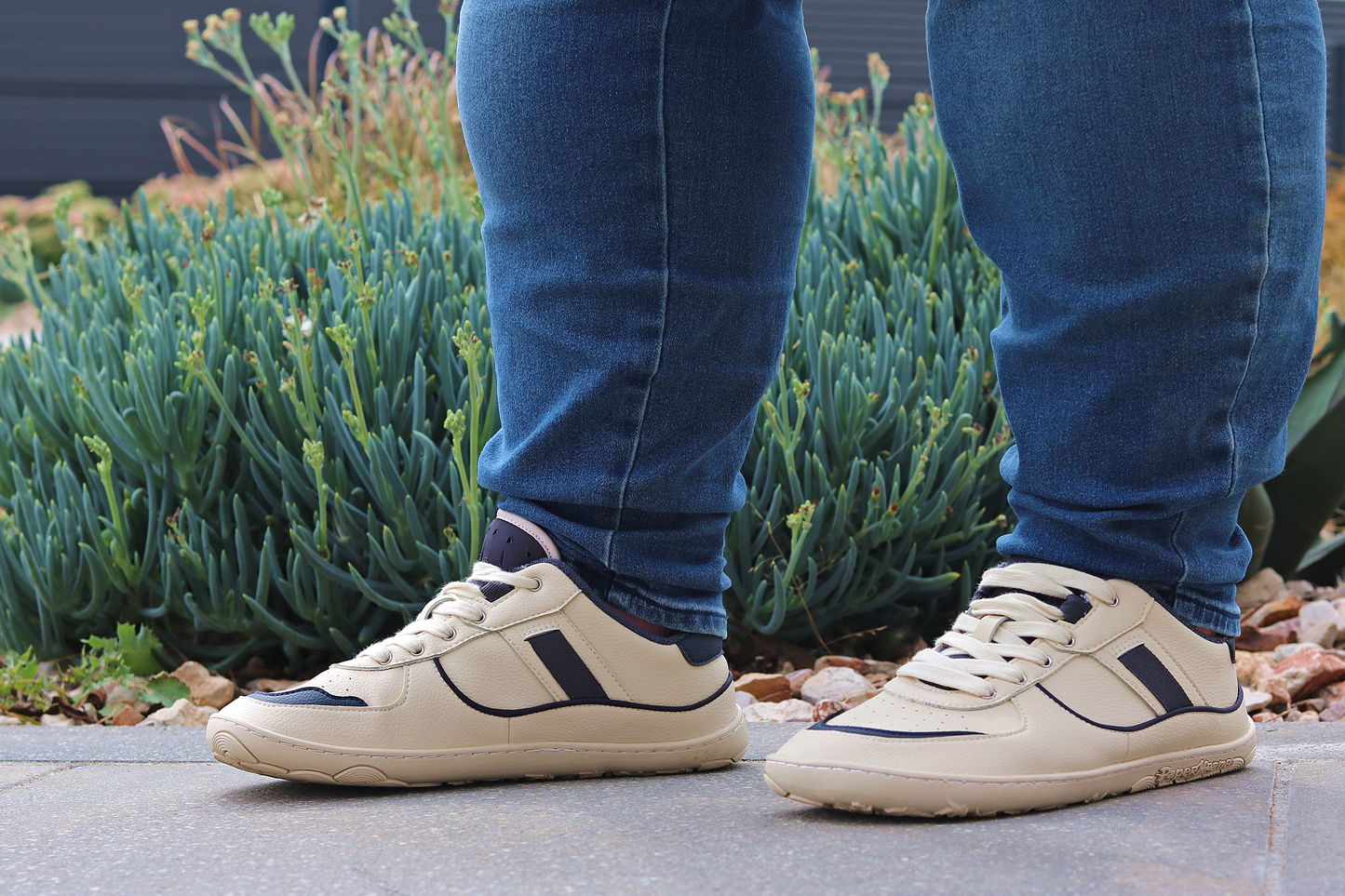 SIDE VIEW OF INKY ON A WIDER FOOT