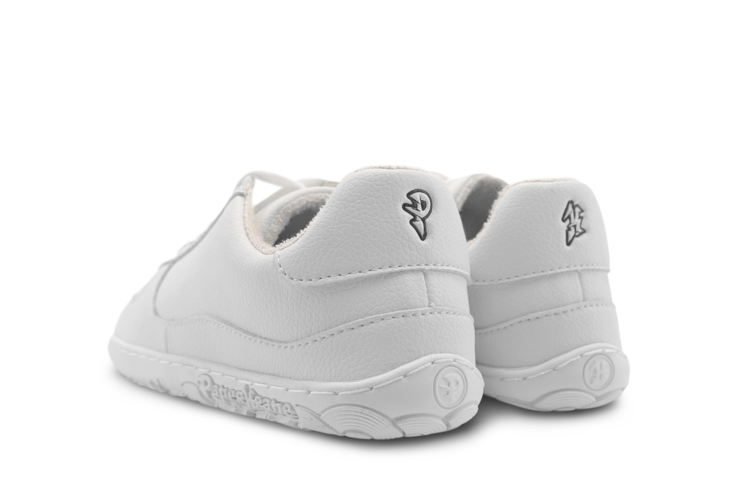 WHITE LOW SNEAKERS FROM THE BACK, WITH BLACK P AND K LOGOS